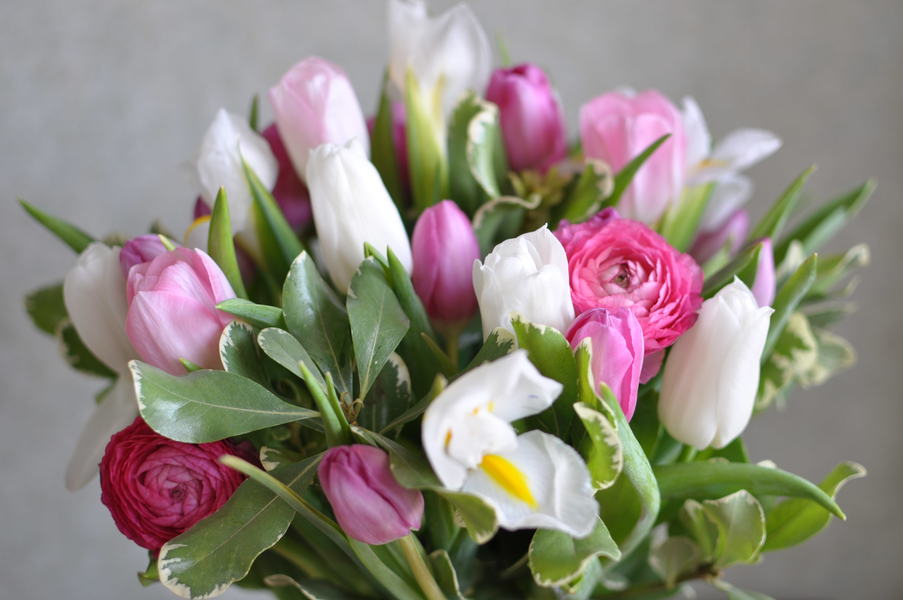 весенний букет с тюльпанами ирисами и ранункулусами