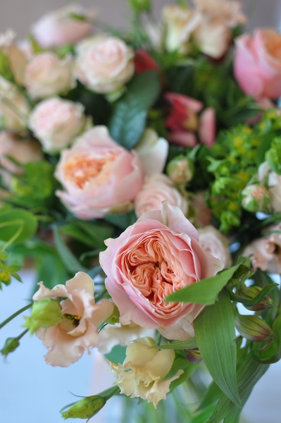 Букет с пионовидными розами и лизиантусом 
