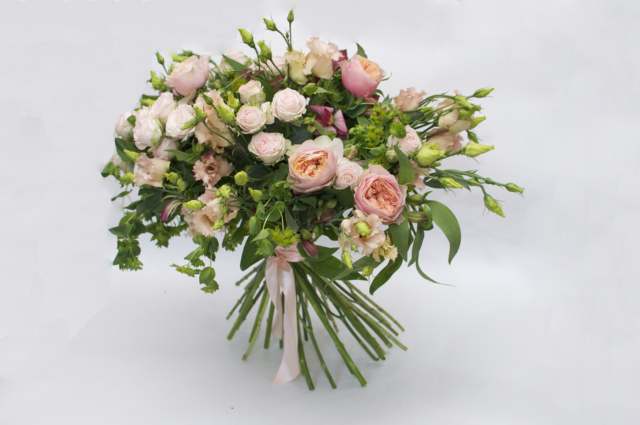 Букет с пионовидными розами и лизиантусом 