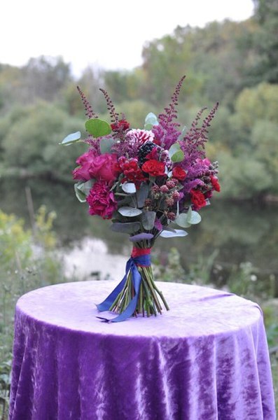 чернично-бордовый букет невесты