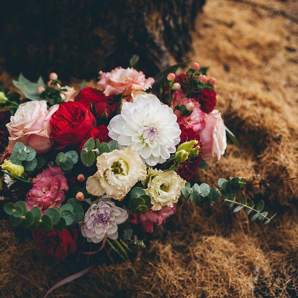 букет невесты с розой и эустомой 