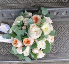 букет невесты с пионовидными розами 