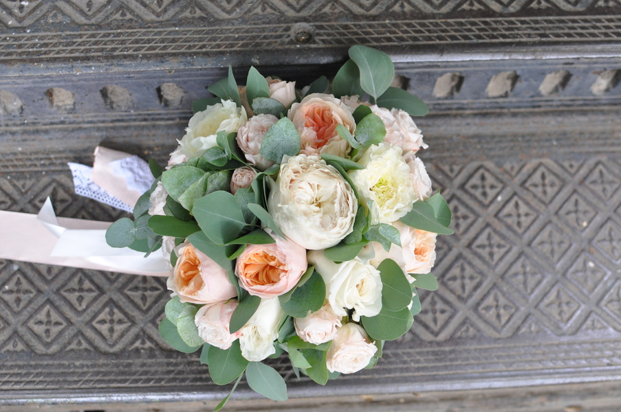 букет невесты с пионовидными розами 