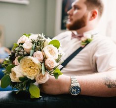 Свадебный букет с розами Остина и суккулентами